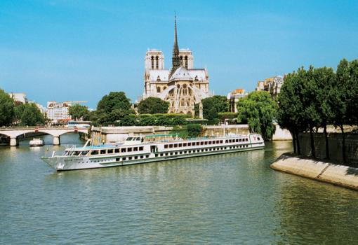 El MS Douce France en Paris, en el río Sena